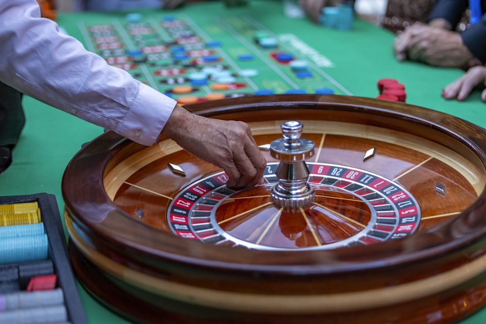 Meja roulette dengan dealer langsung
