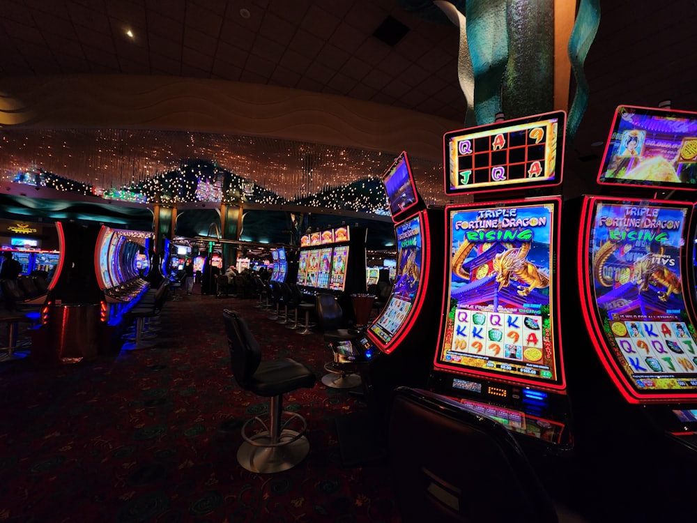 Layar mesin slot berwarna-warni